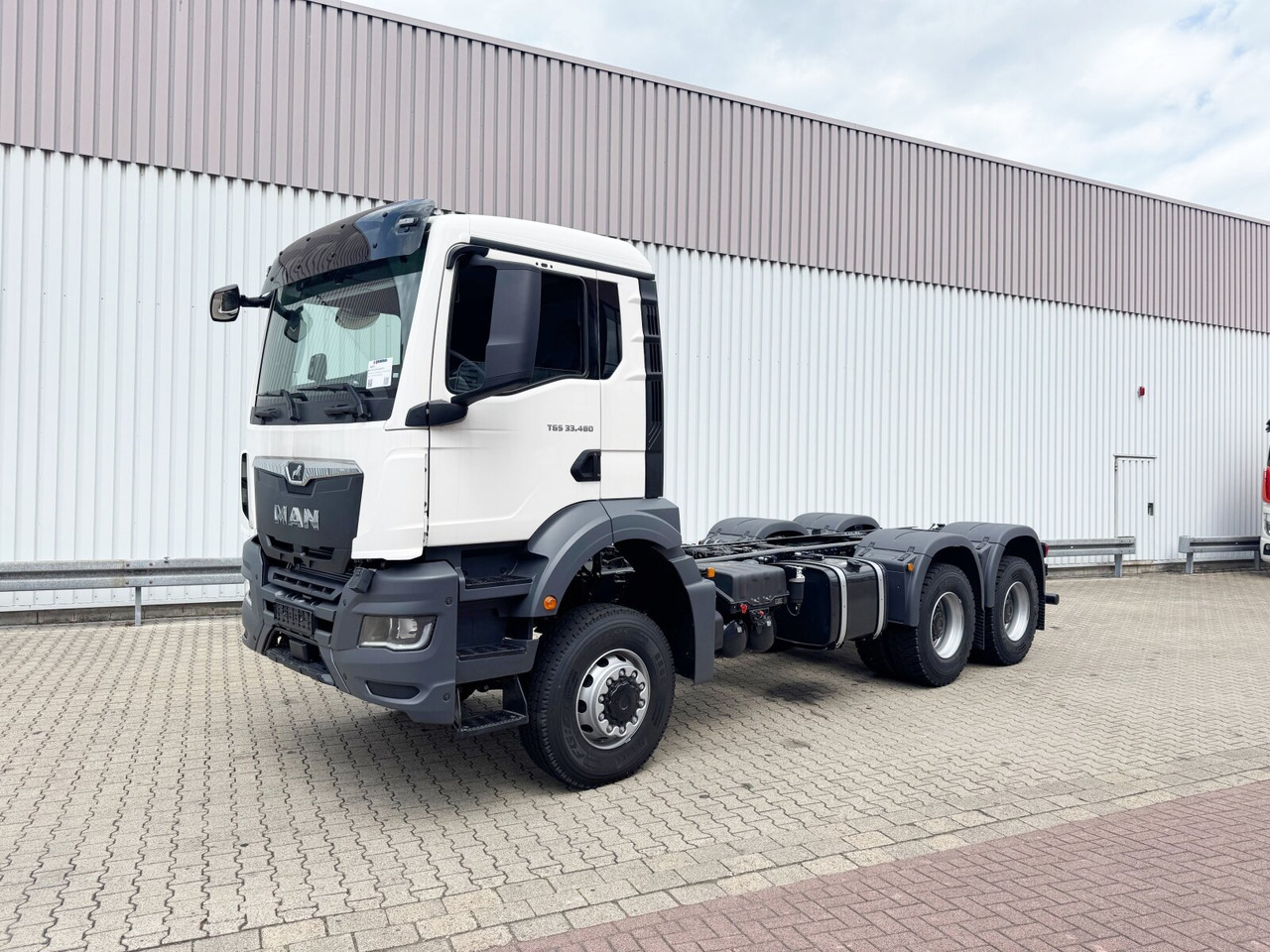 MAN TGS 33.480 6x6 BB CH TGS 33.480 6x6 BB CH, Hohe Bauart, Nebenantrieb - Kamion sa golom šasijom i zatvorenom kabinom: slika 1 MAN TGS 33.480 6x6 BB CH TGS 33.480 6x6 BB CH, Hohe Bauart, Nebenantrieb - Kamion sa golom šasijom i zatvorenom kabinom: slika 1