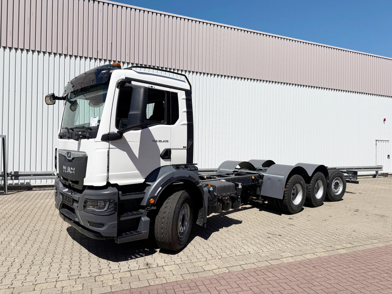 MAN TGS 35.470 8x4-4 BL TGS 35.470 8x4-4 BL, Lenk-/Liftachse, Navi, Motorabtrieb - Kamion sa golom šasijom i zatvorenom kabinom: slika 1 MAN TGS 35.470 8x4-4 BL TGS 35.470 8x4-4 BL, Lenk-/Liftachse, Navi, Motorabtrieb - Kamion sa golom šasijom i zatvorenom kabinom: slika 1