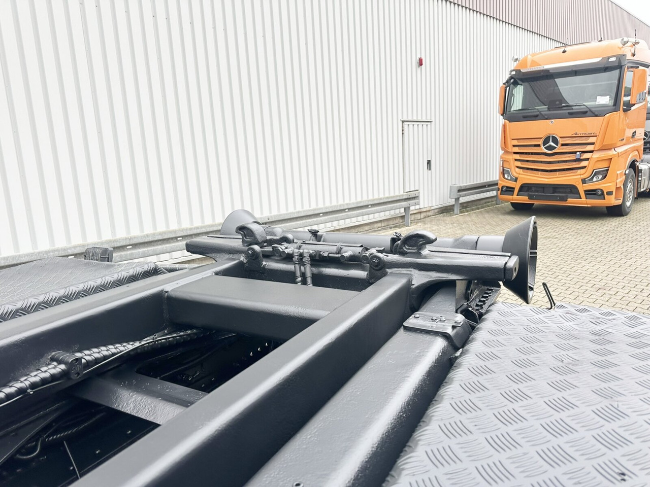 MAN TGS 35.480 8X4 BL TGS 35.400 8x4 BL, Schub-Knick bis 6,5m Container - Kamion sa hidrauličnom kukom: slika 2 MAN TGS 35.480 8X4 BL TGS 35.400 8x4 BL, Schub-Knick bis 6,5m Container - Kamion sa hidrauličnom kukom: slika 2