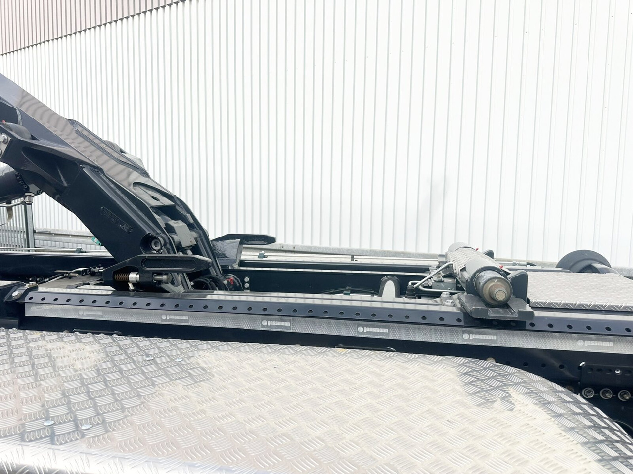 MAN TGS 35.480 8X4 BL TGS 35.480 8X4 BL, Intarder, Kran HMF 3220-K6, 4-fach Abstützung, Funk - Kamion sa hidrauličnom kukom, Kamion sa dizalicom: slika 5 MAN TGS 35.480 8X4 BL TGS 35.480 8X4 BL, Intarder, Kran HMF 3220-K6, 4-fach Abstützung, Funk - Kamion sa hidrauličnom kukom, Kamion sa dizalicom: slika 5