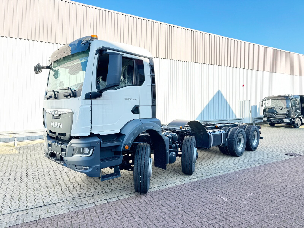 MAN TGS 35.480 8x6H BL CH TGS 35.480 8x6H BL CH, HydroDrive, Navi, Nebenantrieb - Kamion sa golom šasijom i zatvorenom kabinom: slika 1 MAN TGS 35.480 8x6H BL CH TGS 35.480 8x6H BL CH, HydroDrive, Navi, Nebenantrieb - Kamion sa golom šasijom i zatvorenom kabinom: slika 1