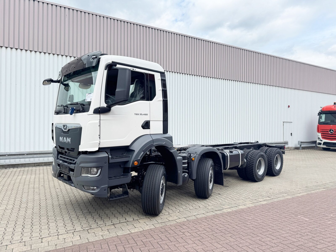 MAN TGS 35.480 8x8 BB CH TGS 35.480 8x8 BB CH, Hohe Bauart, Nebenantrieb - Kamion sa golom šasijom i zatvorenom kabinom: slika 1 MAN TGS 35.480 8x8 BB CH TGS 35.480 8x8 BB CH, Hohe Bauart, Nebenantrieb - Kamion sa golom šasijom i zatvorenom kabinom: slika 1