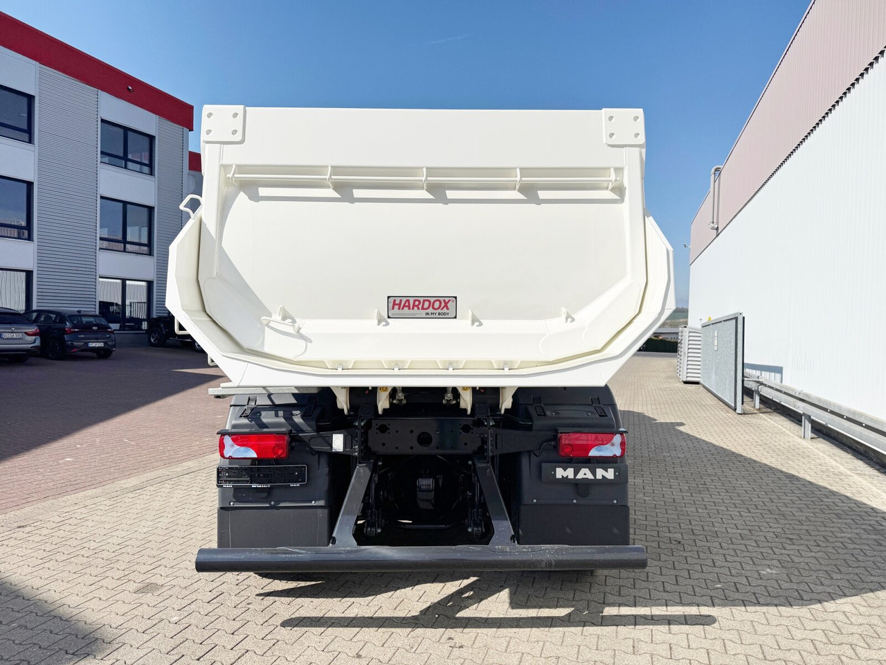 Kamion sa golom šasijom i zatvorenom kabinom novi MAN TGS 41.440/480 8x4 BB TGS 41.440/480 8x4 BB, Standard Mulde ca. 18m³: slika 10 Kamion sa golom šasijom i zatvorenom kabinom novi MAN TGS 41.440/480 8x4 BB TGS 41.440/480 8x4 BB, Standard Mulde ca. 18m³: slika 10