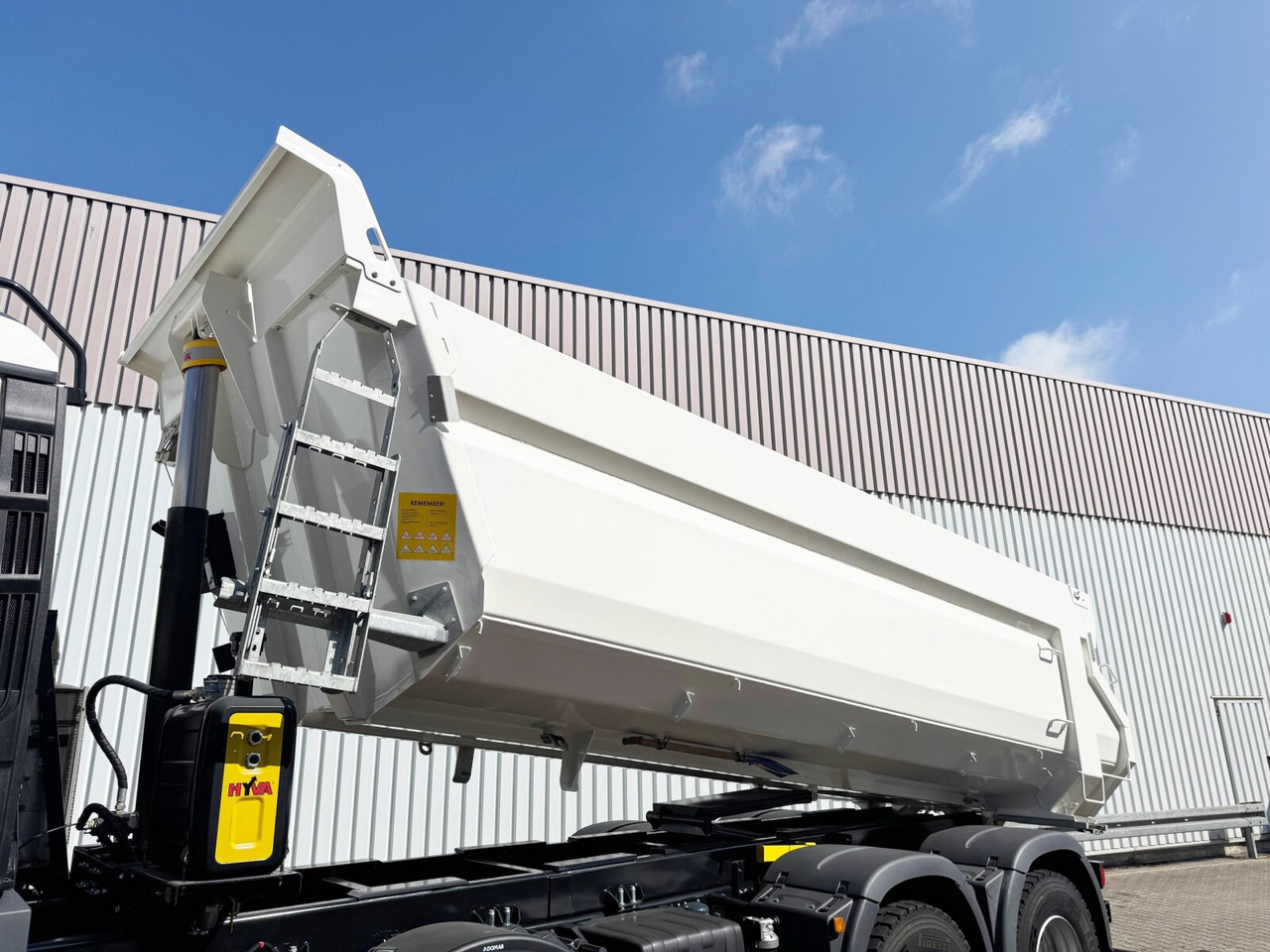 Kamion sa golom šasijom i zatvorenom kabinom novi MAN TGS 41.440/480 8x4 BB TGS 41.440/480 8x4 BB, Standard Mulde ca. 18m³: slika 13 Kamion sa golom šasijom i zatvorenom kabinom novi MAN TGS 41.440/480 8x4 BB TGS 41.440/480 8x4 BB, Standard Mulde ca. 18m³: slika 13