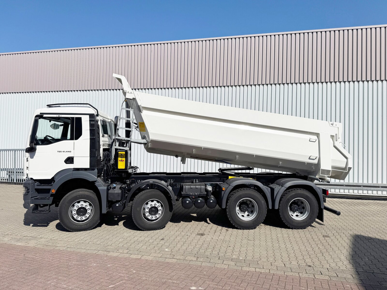 Kamion sa golom šasijom i zatvorenom kabinom novi MAN TGS 41.440/480 8x4 BB TGS 41.440/480 8x4 BB, Standard Mulde ca. 18m³: slika 12 Kamion sa golom šasijom i zatvorenom kabinom novi MAN TGS 41.440/480 8x4 BB TGS 41.440/480 8x4 BB, Standard Mulde ca. 18m³: slika 12