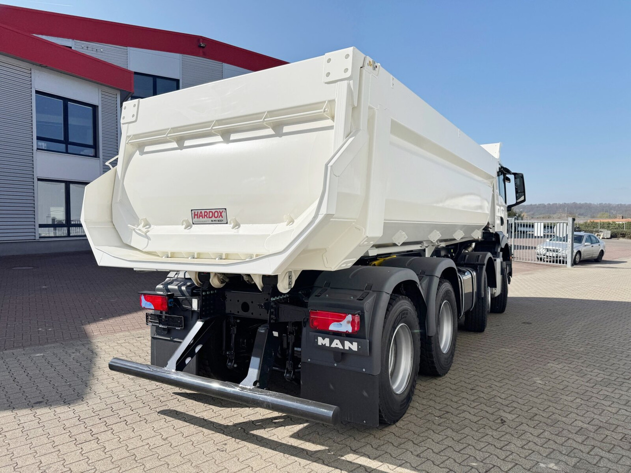 Kamion sa golom šasijom i zatvorenom kabinom novi MAN TGS 41.440/480 8x4 BB TGS 41.440/480 8x4 BB, Standard Mulde ca. 18m³: slika 9 Kamion sa golom šasijom i zatvorenom kabinom novi MAN TGS 41.440/480 8x4 BB TGS 41.440/480 8x4 BB, Standard Mulde ca. 18m³: slika 9