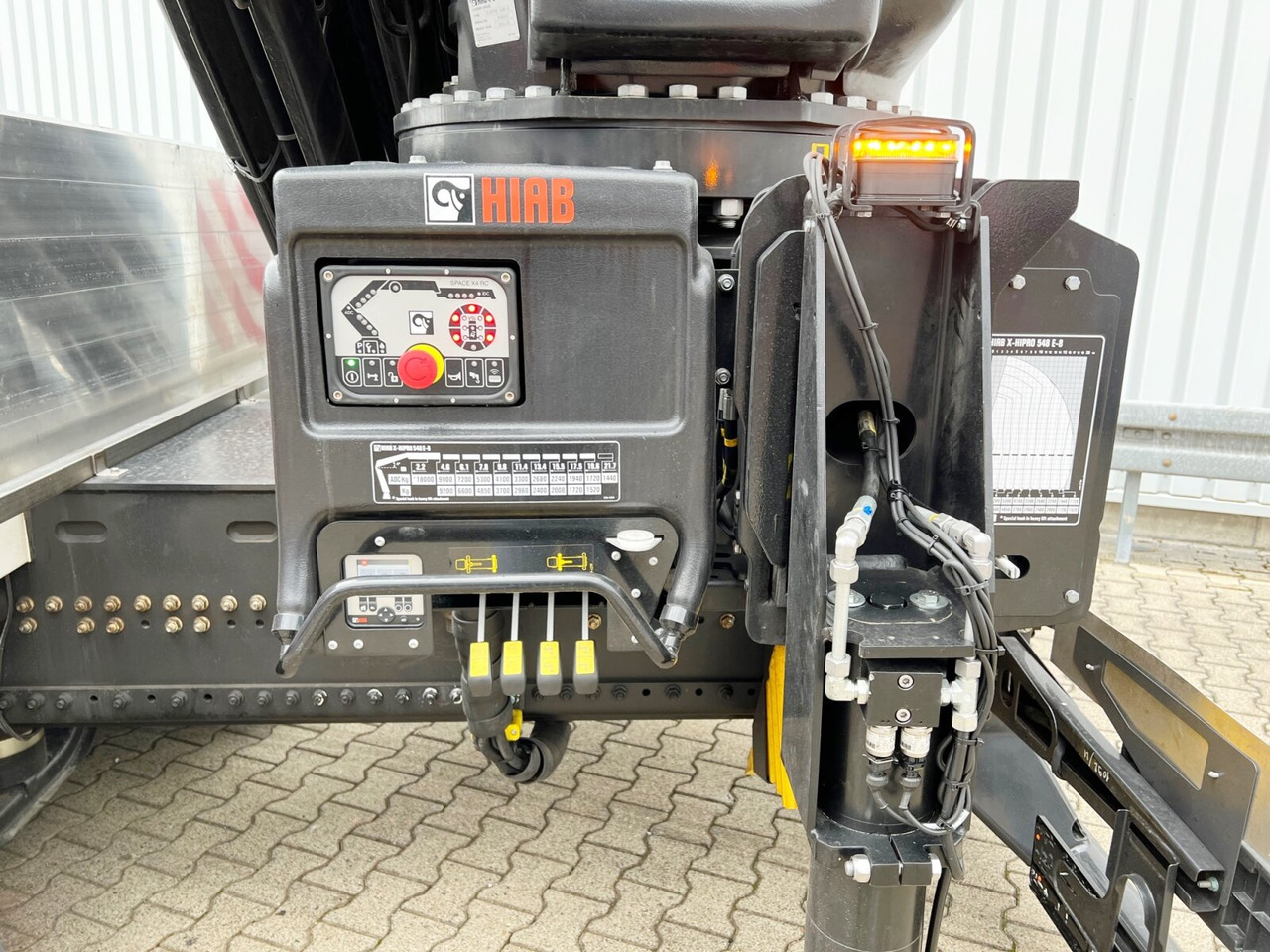 MAN TGX 26.510 6x2-4 LL CH TGX 26.510 6x2-4 LL, Kran Hiab X-HiPro 548 E-8, Lenk-/Liftachse, TwistLock 20Fuß, Funk, Retarder - Kamion sa dizalicom, Kamion sa tovarnim sandukom: slika 3 MAN TGX 26.510 6x2-4 LL CH TGX 26.510 6x2-4 LL, Kran Hiab X-HiPro 548 E-8, Lenk-/Liftachse, TwistLock 20Fuß, Funk, Retarder - Kamion sa dizalicom, Kamion sa tovarnim sandukom: slika 3