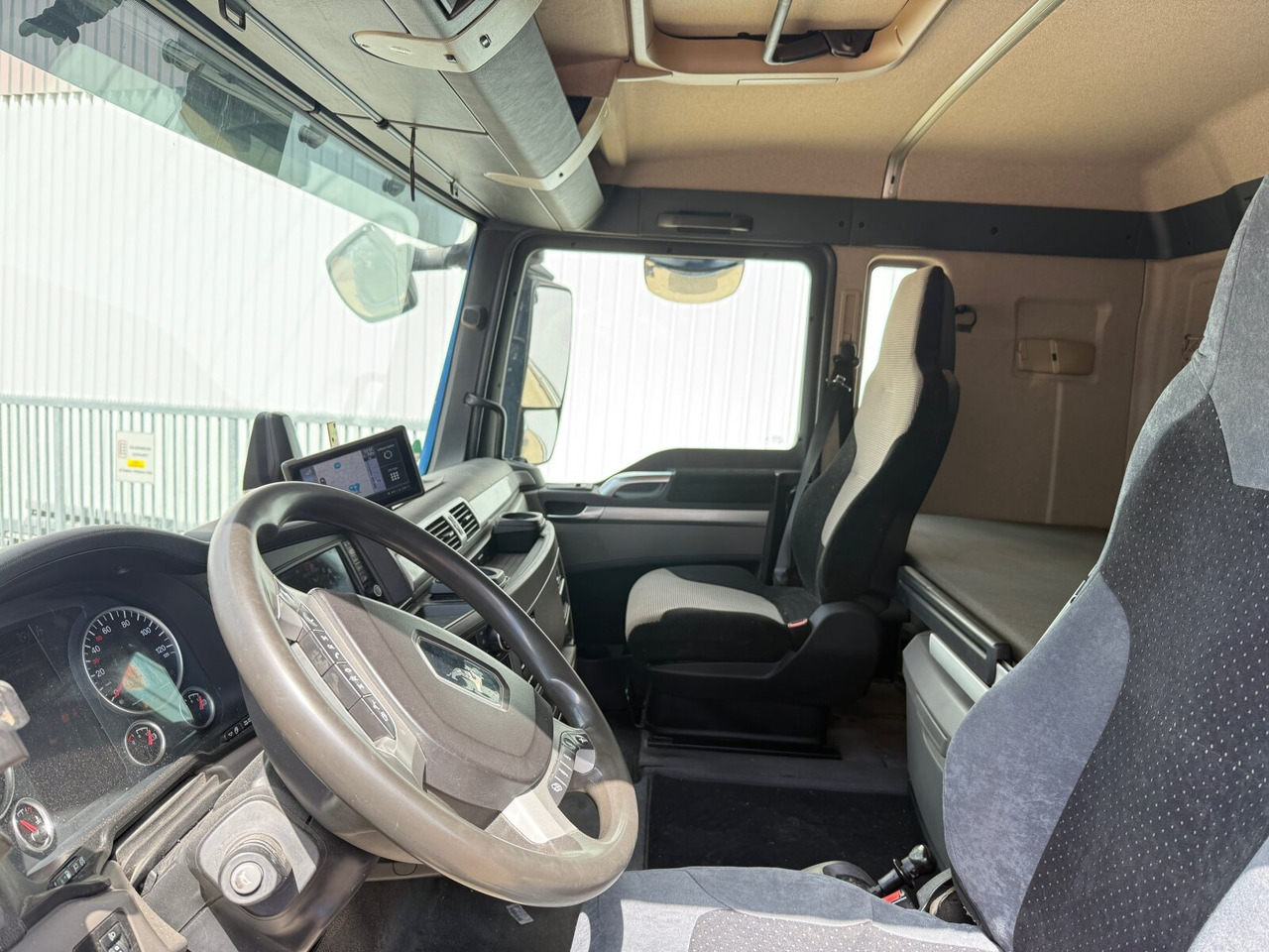 MAN TGX 26.580 6x2-4 BL TGX 26.580 6x2-4 BL, Intarder, Lenk-/Liftachse, Funk - Kamion sa hidrauličnom kukom: slika 3 MAN TGX 26.580 6x2-4 BL TGX 26.580 6x2-4 BL, Intarder, Lenk-/Liftachse, Funk - Kamion sa hidrauličnom kukom: slika 3