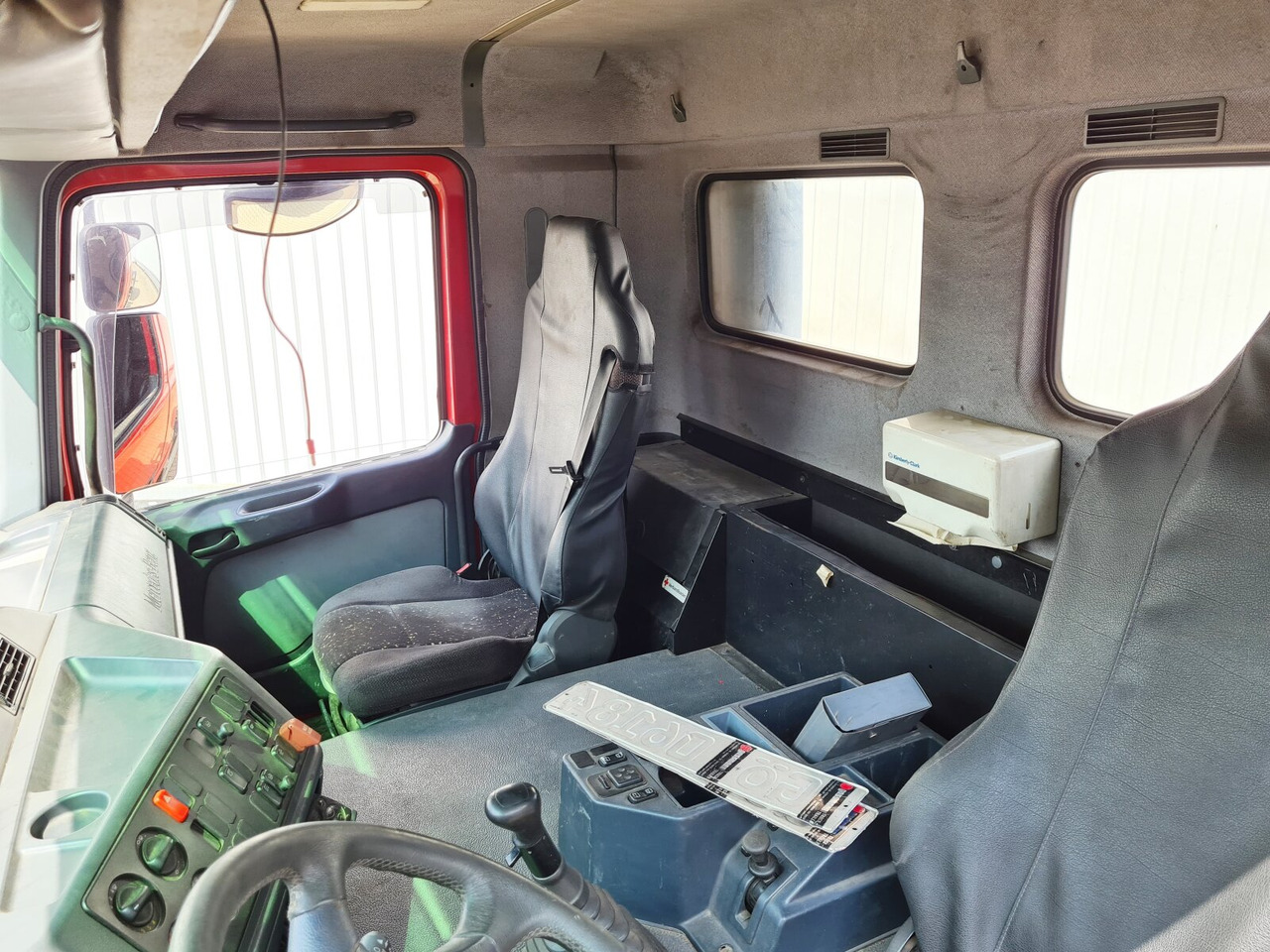 Mercedes-Benz Actros 1835 K 4x2 Actros 1835 K 4x2 - Kamion sa golom šasijom i zatvorenom kabinom: slika 4 Mercedes-Benz Actros 1835 K 4x2 Actros 1835 K 4x2 - Kamion sa golom šasijom i zatvorenom kabinom: slika 4