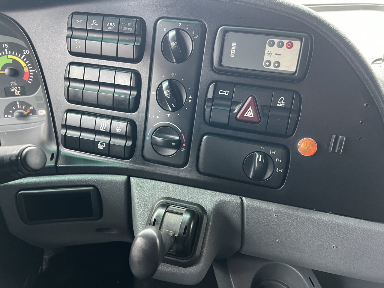 Kamion sa golom šasijom i zatvorenom kabinom Mercedes-Benz Actros 3346 AK 6x6 Actros 3346 AK 6x6: slika 6