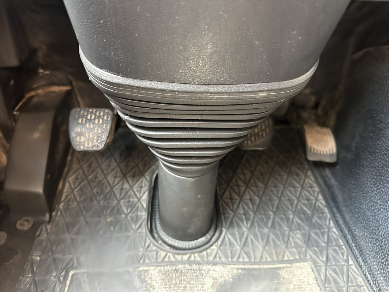 Mercedes-Benz Actros 3348 AK 6x6 Actros 3348 AK 6x6 - Kamion sa golom šasijom i zatvorenom kabinom: slika 4 Mercedes-Benz Actros 3348 AK 6x6 Actros 3348 AK 6x6 - Kamion sa golom šasijom i zatvorenom kabinom: slika 4