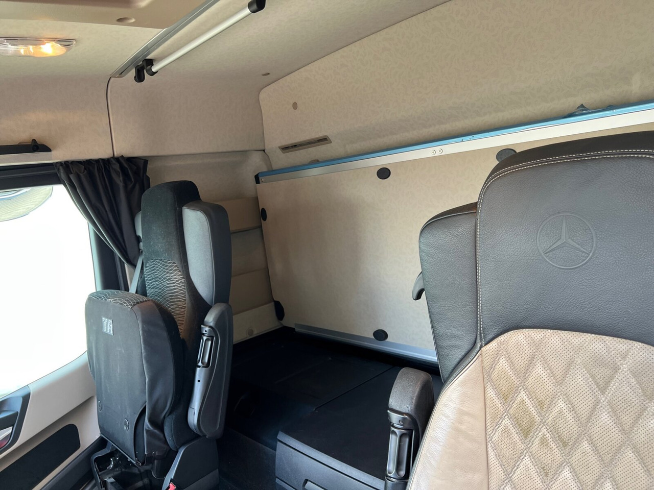 Mercedes-Benz Actros 3551 L 8x2/4 Actros 3551 L 8x2/4, Vorlauflenkachse, Doppelbereifte Nachlaufliftachse - Kamion sa golom šasijom i zatvorenom kabinom: slika 5 Mercedes-Benz Actros 3551 L 8x2/4 Actros 3551 L 8x2/4, Vorlauflenkachse, Doppelbereifte Nachlaufliftachse - Kamion sa golom šasijom i zatvorenom kabinom: slika 5