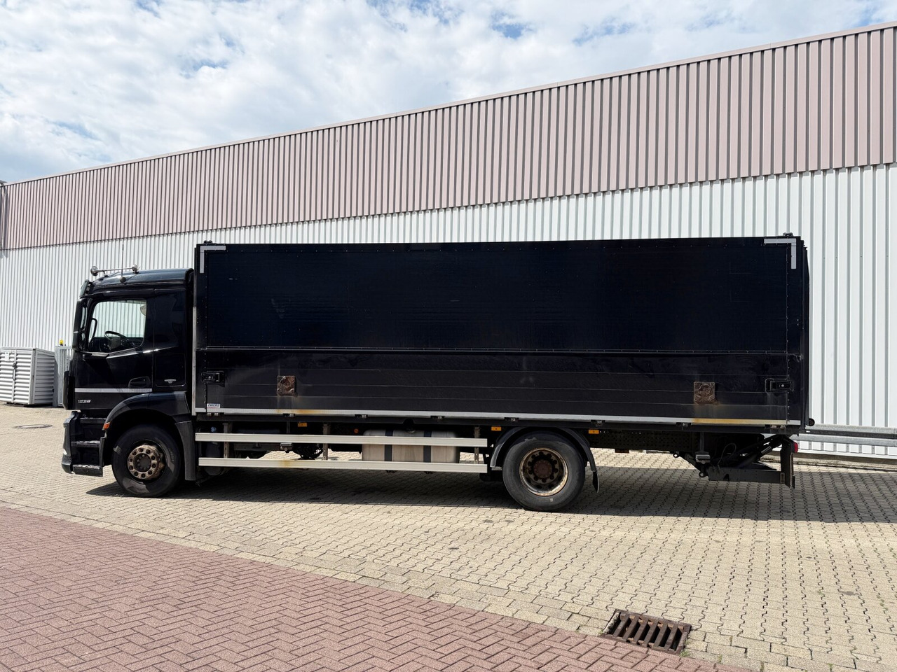 Mercedes-Benz Antos 1836 L 4x2 Antos 1836 L 4x2, Getränkekoffer, LBW Dautel - Kamion sa zatvorenim sandukom: slika 2 Mercedes-Benz Antos 1836 L 4x2 Antos 1836 L 4x2, Getränkekoffer, LBW Dautel - Kamion sa zatvorenim sandukom: slika 2