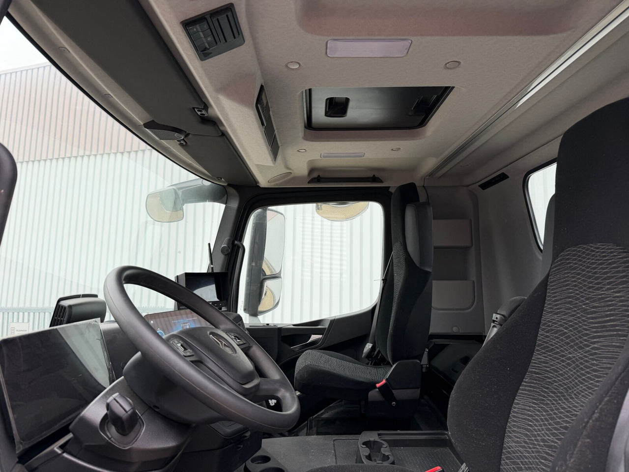 Mercedes-Benz Arocs 1840 K 4x2 Arocs 1840 K 4x2, MultimediaCockpit, 2x Nebenantrieb, NMV & Motorabtrieb - Kamion sa golom šasijom i zatvorenom kabinom: slika 2 Mercedes-Benz Arocs 1840 K 4x2 Arocs 1840 K 4x2, MultimediaCockpit, 2x Nebenantrieb, NMV & Motorabtrieb - Kamion sa golom šasijom i zatvorenom kabinom: slika 2