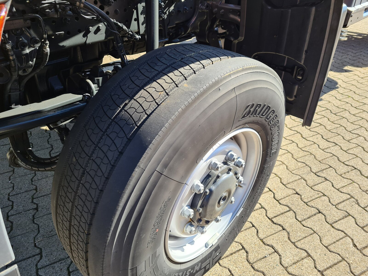 Mercedes-Benz Arocs 2033 A 4x4 Arocs 2033 A 4x4, Grounder, Motorabtrieb - Kamion sa golom šasijom i zatvorenom kabinom: slika 4 Mercedes-Benz Arocs 2033 A 4x4 Arocs 2033 A 4x4, Grounder, Motorabtrieb - Kamion sa golom šasijom i zatvorenom kabinom: slika 4