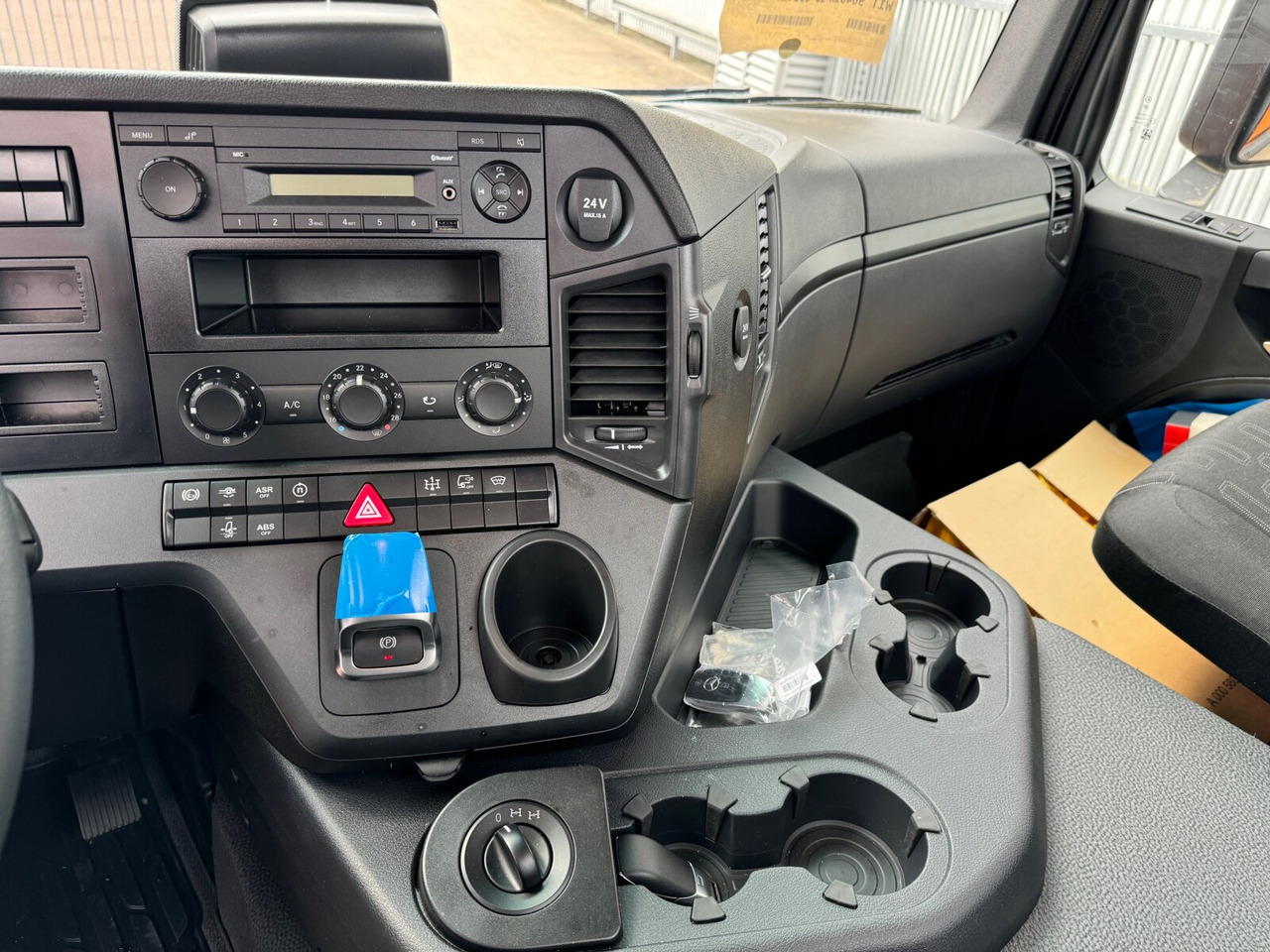 Mercedes-Benz Arocs 2633 6x4 Arocs 2633 6x4, 2x Nebenantrieb - Kamion sa golom šasijom i zatvorenom kabinom: slika 4 Mercedes-Benz Arocs 2633 6x4 Arocs 2633 6x4, 2x Nebenantrieb - Kamion sa golom šasijom i zatvorenom kabinom: slika 4