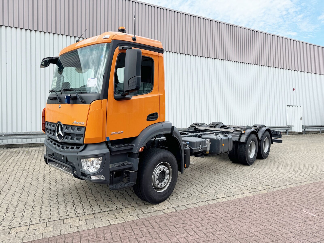 Mercedes-Benz Arocs 2633 6x4 Arocs 2633 6x4, 2x Nebenantrieb - Kamion sa golom šasijom i zatvorenom kabinom: slika 1 Mercedes-Benz Arocs 2633 6x4 Arocs 2633 6x4, 2x Nebenantrieb - Kamion sa golom šasijom i zatvorenom kabinom: slika 1