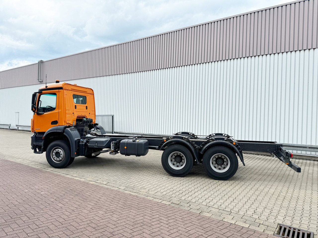 Mercedes-Benz Arocs 2633 6x4, Automatik, 2x Nebenantrieb Arocs 2633 6x4, 2x Nebenantrieb - Kamion sa golom šasijom i zatvorenom kabinom: slika 2 Mercedes-Benz Arocs 2633 6x4, Automatik, 2x Nebenantrieb Arocs 2633 6x4, 2x Nebenantrieb - Kamion sa golom šasijom i zatvorenom kabinom: slika 2