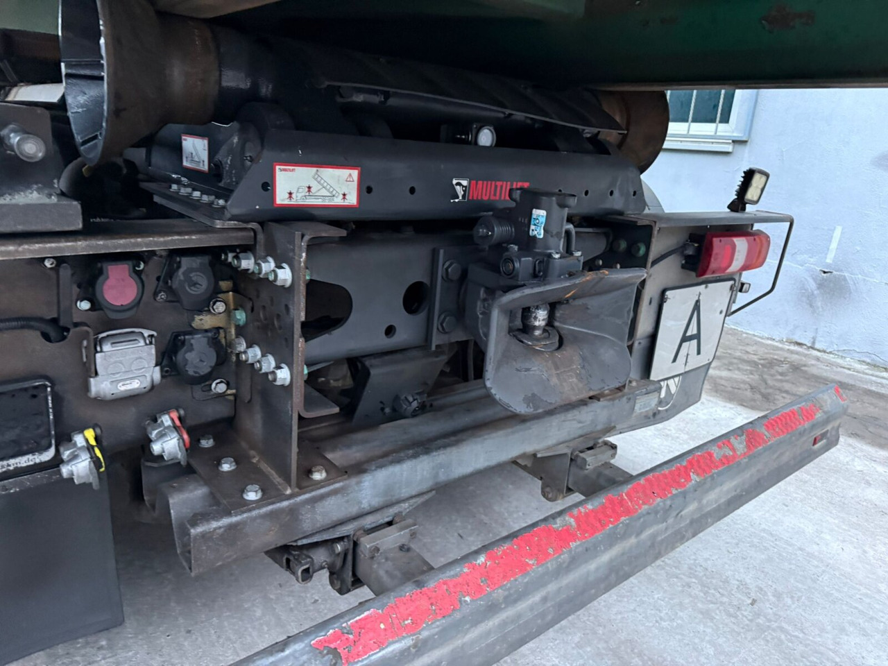 Mercedes-Benz Arocs 3240 L 8x4 ENA Arocs 3240 L 8x4 ENA, Lenk-/Liftachse, Navi, Hiab Abrollkipper - Kamion sa hidrauličnom kukom: slika 5 Mercedes-Benz Arocs 3240 L 8x4 ENA Arocs 3240 L 8x4 ENA, Lenk-/Liftachse, Navi, Hiab Abrollkipper - Kamion sa hidrauličnom kukom: slika 5