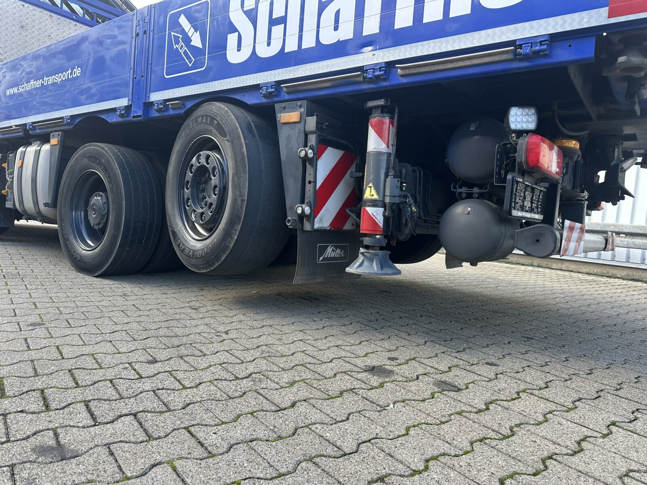 Mercedes-Benz Arocs 3245 L 8x2/6 Arocs 3245 L 8x2/6, Kran Fassi F 545 RA 2.26 XE, Jib, Funk, 29,7 m - 400 kg - Kamion sa dizalicom, Kamion sa tovarnim sandukom: slika 4 Mercedes-Benz Arocs 3245 L 8x2/6 Arocs 3245 L 8x2/6, Kran Fassi F 545 RA 2.26 XE, Jib, Funk, 29,7 m - 400 kg - Kamion sa dizalicom, Kamion sa tovarnim sandukom: slika 4