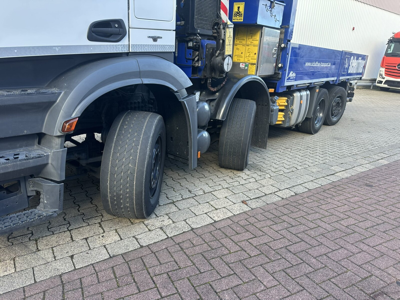 Mercedes-Benz Arocs 3245 L 8x2/6 Arocs 3245 L 8x2/6, Kran Fassi F 545 RA 2.26 XE, Jib, Funk, 29,7 m - 400 kg - Kamion sa dizalicom, Kamion sa tovarnim sandukom: slika 2 Mercedes-Benz Arocs 3245 L 8x2/6 Arocs 3245 L 8x2/6, Kran Fassi F 545 RA 2.26 XE, Jib, Funk, 29,7 m - 400 kg - Kamion sa dizalicom, Kamion sa tovarnim sandukom: slika 2