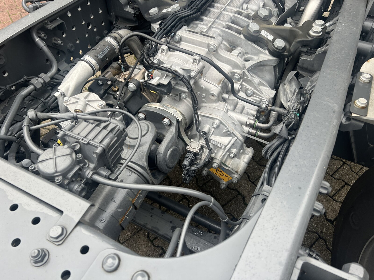 Kamion sa golom šasijom i zatvorenom kabinom novi Mercedes-Benz Arocs 3251 L 8x4/4 Arocs 3251 L 8x4/4, mit Motorabtrieb C plus NA: slika 15 Kamion sa golom šasijom i zatvorenom kabinom novi Mercedes-Benz Arocs 3251 L 8x4/4 Arocs 3251 L 8x4/4, mit Motorabtrieb C plus NA: slika 15