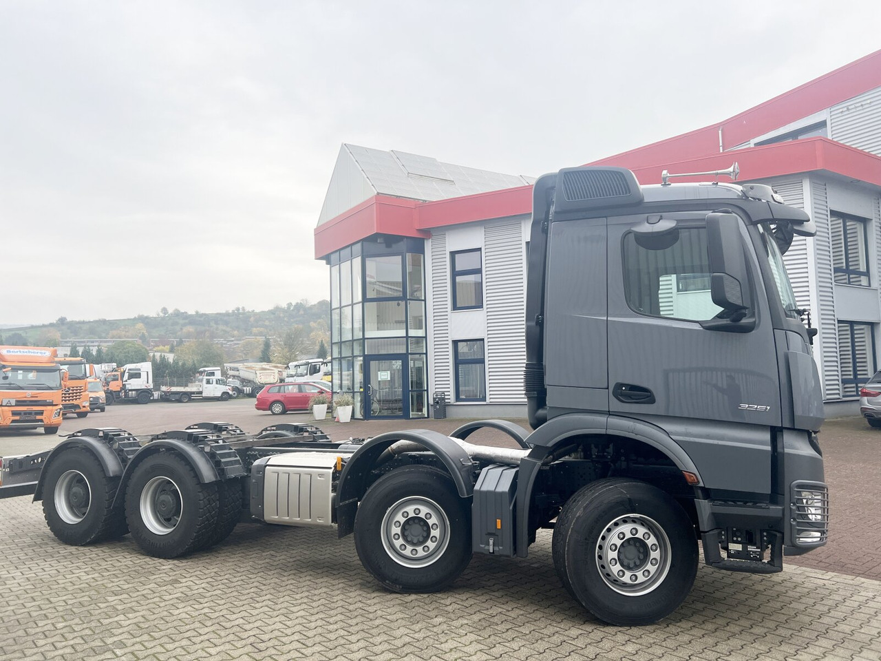 Kamion sa golom šasijom i zatvorenom kabinom novi Mercedes-Benz Arocs 3251 L 8x4/4 Arocs 3251 L 8x4/4, mit Motorabtrieb C plus NA: slika 9 Kamion sa golom šasijom i zatvorenom kabinom novi Mercedes-Benz Arocs 3251 L 8x4/4 Arocs 3251 L 8x4/4, mit Motorabtrieb C plus NA: slika 9