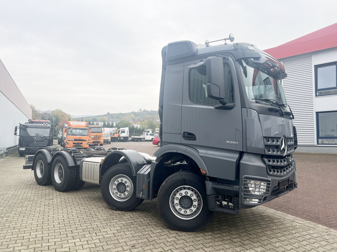 Kamion sa golom šasijom i zatvorenom kabinom novi Mercedes-Benz Arocs 3251 L 8x4/4 Arocs 3251 L 8x4/4, mit Motorabtrieb C plus NA: slika 8 Kamion sa golom šasijom i zatvorenom kabinom novi Mercedes-Benz Arocs 3251 L 8x4/4 Arocs 3251 L 8x4/4, mit Motorabtrieb C plus NA: slika 8