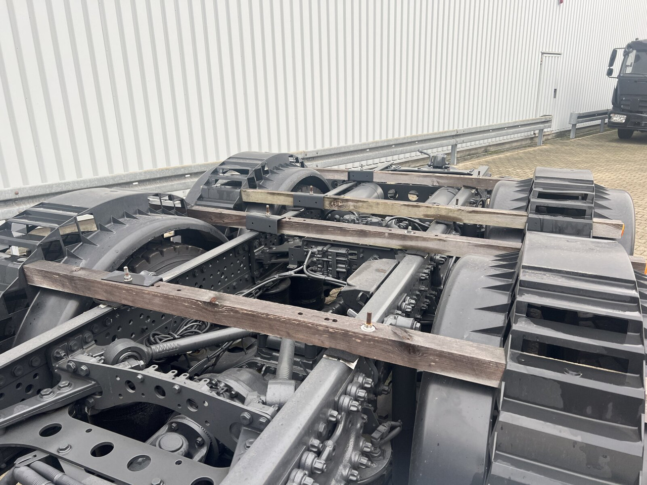 Mercedes-Benz Arocs 3251 L 8x4/4 Arocs 3251 L 8x4/4, mit Motorabtrieb C plus NA - Kamion sa golom šasijom i zatvorenom kabinom: slika 3 Mercedes-Benz Arocs 3251 L 8x4/4 Arocs 3251 L 8x4/4, mit Motorabtrieb C plus NA - Kamion sa golom šasijom i zatvorenom kabinom: slika 3