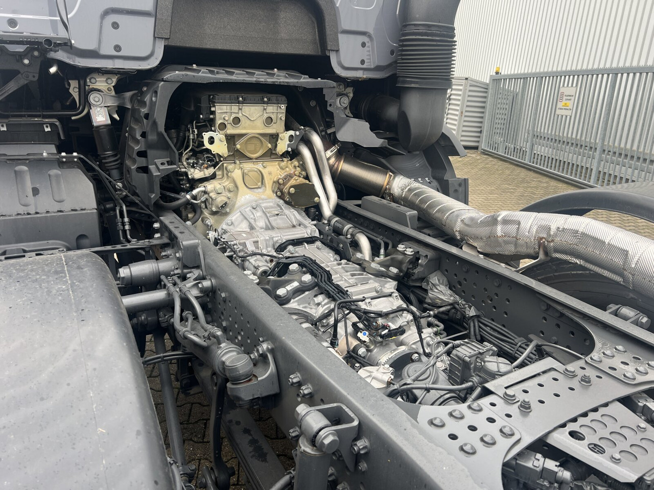 Kamion sa golom šasijom i zatvorenom kabinom novi Mercedes-Benz Arocs 3251 L 8x4/4 Arocs 3251 L 8x4/4, mit Motorabtrieb C plus NA: slika 13 Kamion sa golom šasijom i zatvorenom kabinom novi Mercedes-Benz Arocs 3251 L 8x4/4 Arocs 3251 L 8x4/4, mit Motorabtrieb C plus NA: slika 13