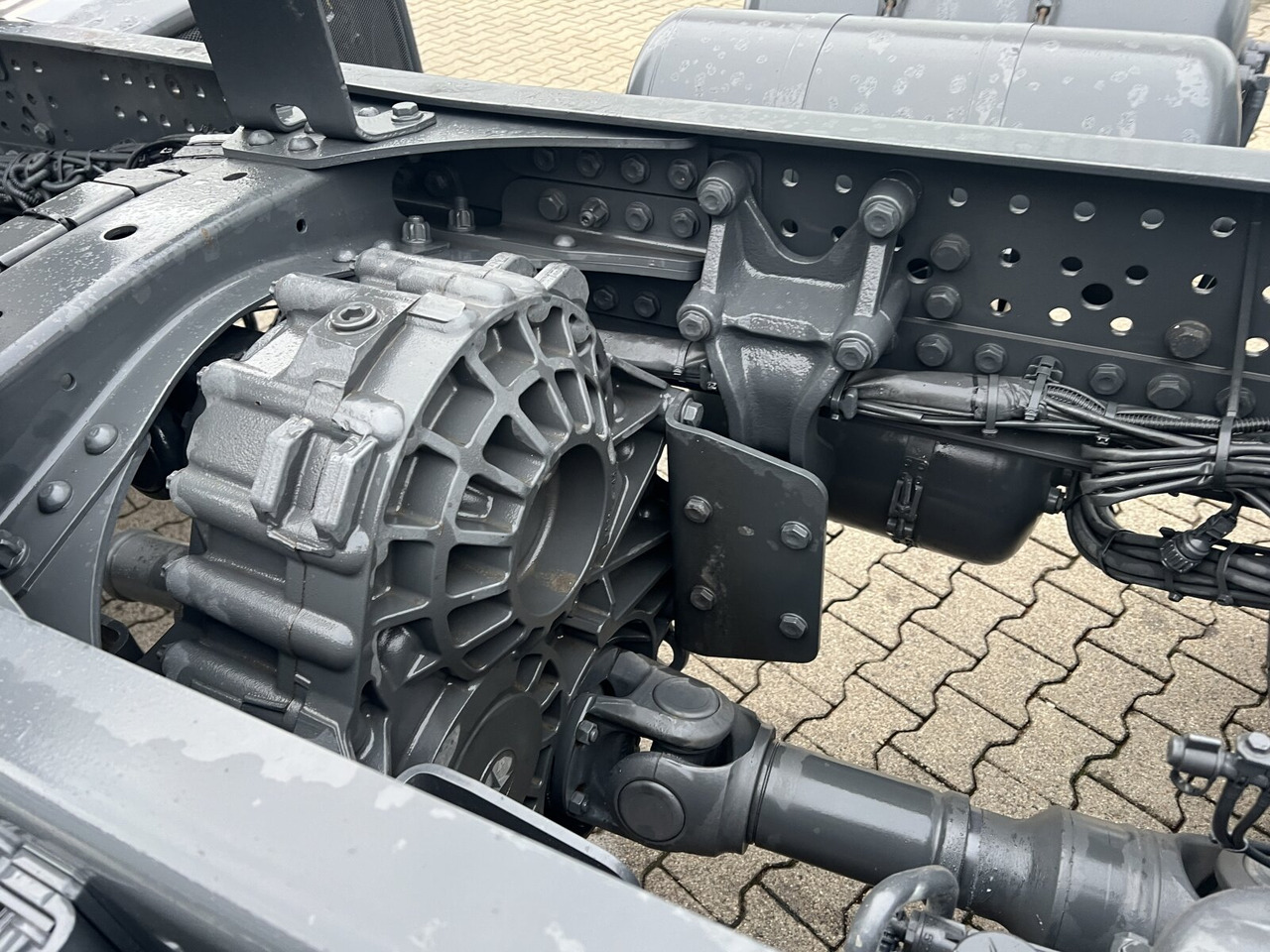 Mercedes-Benz Arocs 3340/46 A 6x6 Arocs 3340/46 A 6x6, Grounder - Kamion sa golom šasijom i zatvorenom kabinom: slika 2 Mercedes-Benz Arocs 3340/46 A 6x6 Arocs 3340/46 A 6x6, Grounder - Kamion sa golom šasijom i zatvorenom kabinom: slika 2