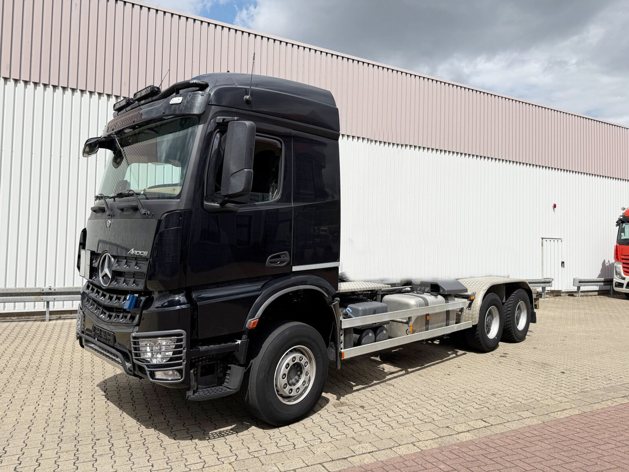 Mercedes-Benz Arocs 3351 6x4 Arocs 3351 6x4, Grounder, Retarder, Multimedia Cockpit, StreamSpace - Kamion sa golom šasijom i zatvorenom kabinom: slika 1 Mercedes-Benz Arocs 3351 6x4 Arocs 3351 6x4, Grounder, Retarder, Multimedia Cockpit, StreamSpace - Kamion sa golom šasijom i zatvorenom kabinom: slika 1