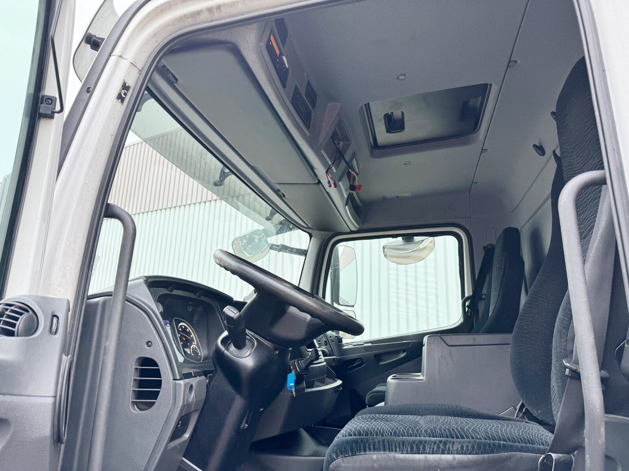 Mercedes-Benz Atego 1530 L 4x2 Atego 1530 L 4x2 mit LBW Dhollandia - Kamion sa tovarnim sandukom: slika 2 Mercedes-Benz Atego 1530 L 4x2 Atego 1530 L 4x2 mit LBW Dhollandia - Kamion sa tovarnim sandukom: slika 2