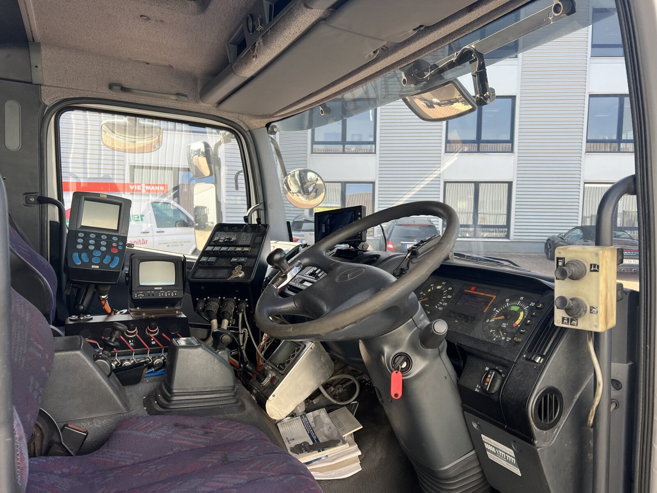 Mercedes-Benz Atego 1828 L 4x2 Atego 1828 L 4x2, Rechtslenker, Winterdienstaustattung - Kamion sa golom šasijom i zatvorenom kabinom: slika 4 Mercedes-Benz Atego 1828 L 4x2 Atego 1828 L 4x2, Rechtslenker, Winterdienstaustattung - Kamion sa golom šasijom i zatvorenom kabinom: slika 4