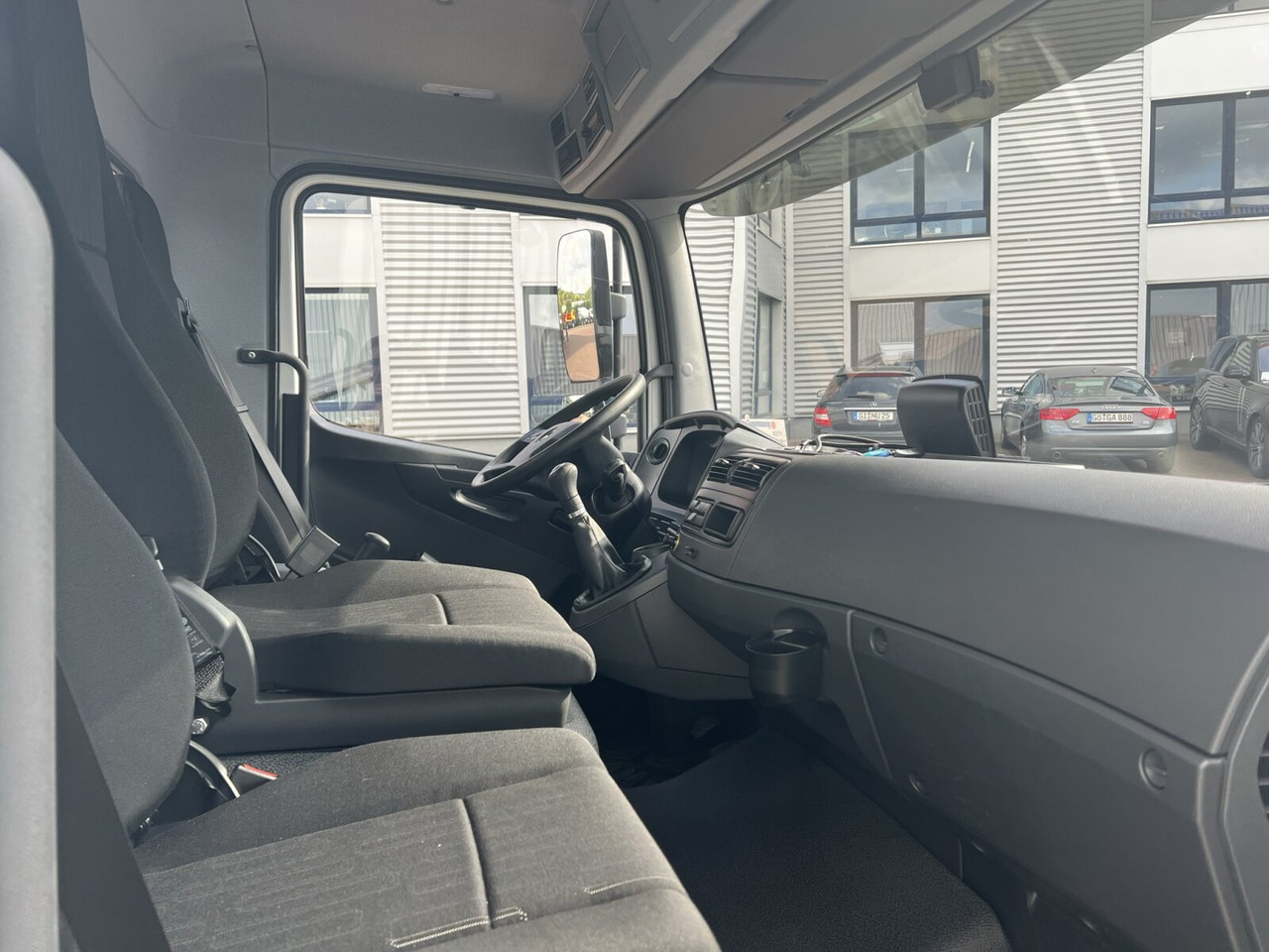 Interior photo 2: Kamion sa golom šasijom i zatvorenom kabinom Mercedes-Benz Atego 818 K 4x2 Atego 818 K 4x2, 2x AHK, 5x VORHANDEN!