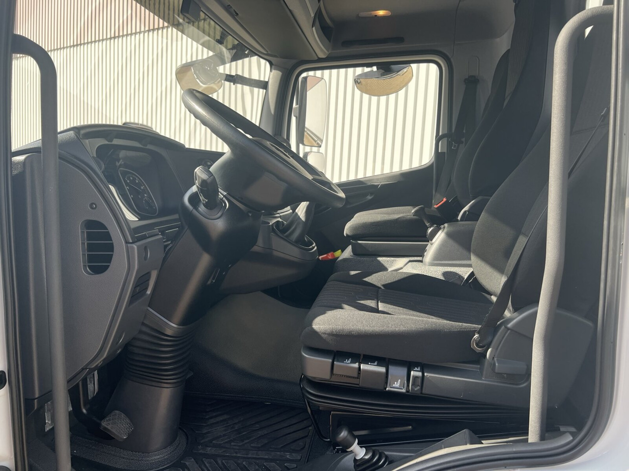 Mercedes-Benz Atego 818 K 4x2 Atego 818 K 4x2, mehrfach Vorhanden! - Kamion sa golom šasijom i zatvorenom kabinom: slika 5 Mercedes-Benz Atego 818 K 4x2 Atego 818 K 4x2, mehrfach Vorhanden! - Kamion sa golom šasijom i zatvorenom kabinom: slika 5