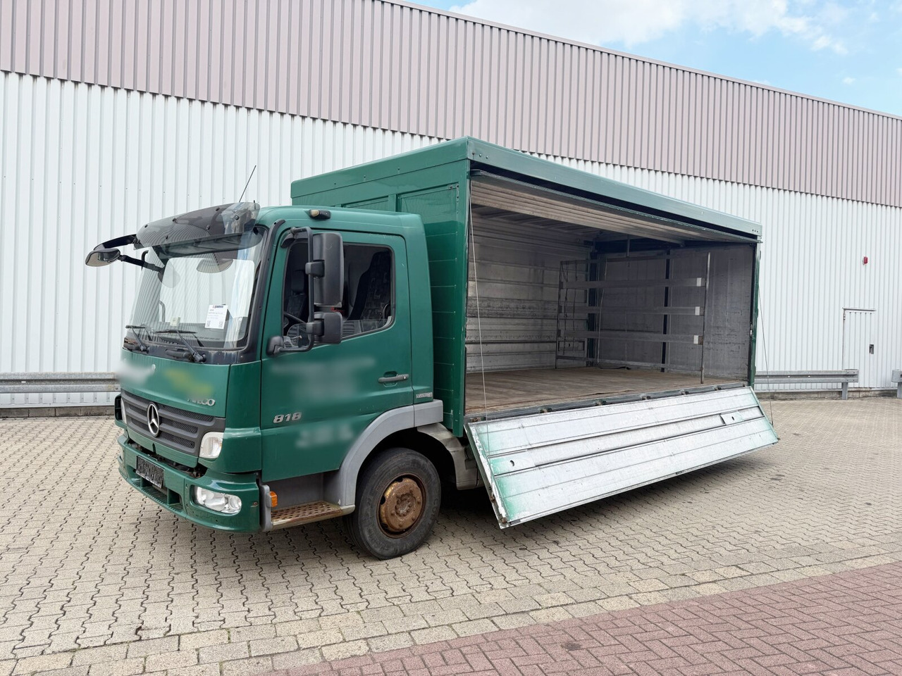 Mercedes-Benz Atego 818 L 4x2 Atego 818 L 4x2, Getränkekoffer, 2x AHK - Kamion sa zatvorenim sandukom: slika 1 Mercedes-Benz Atego 818 L 4x2 Atego 818 L 4x2, Getränkekoffer, 2x AHK - Kamion sa zatvorenim sandukom: slika 1