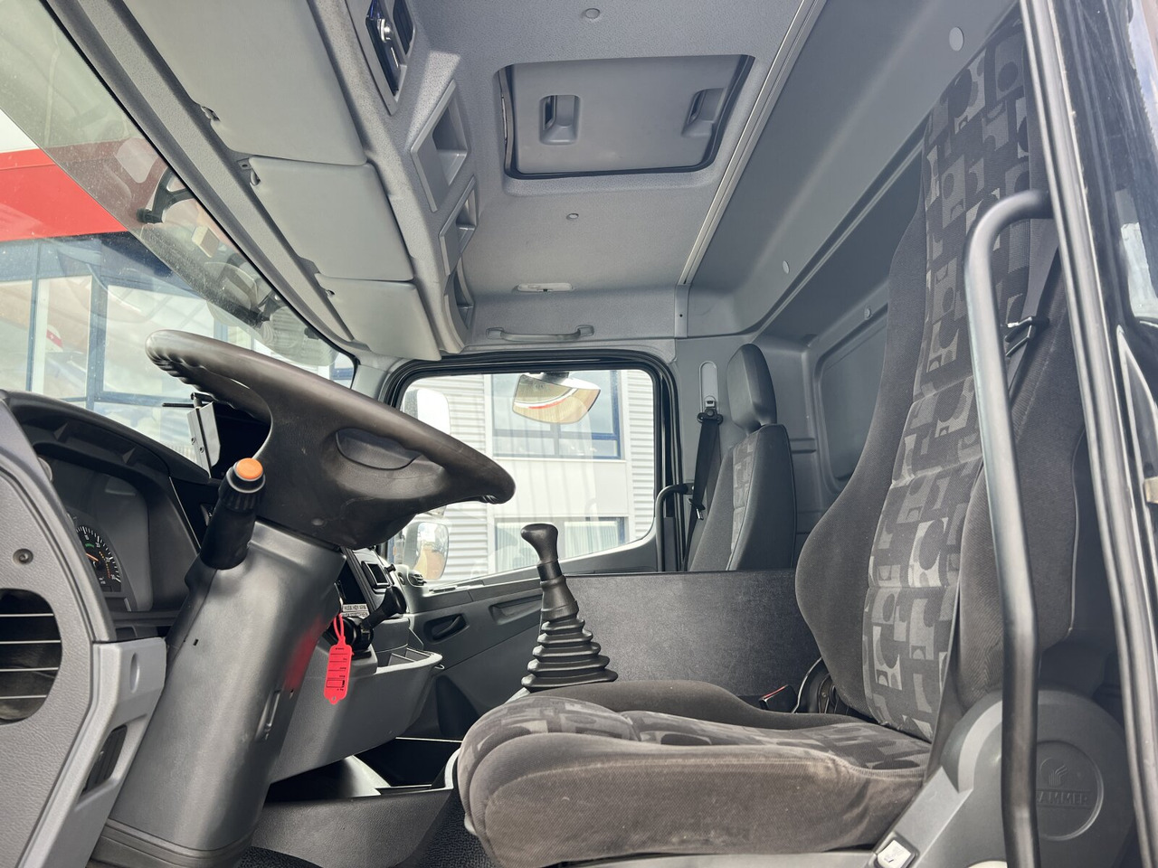 Mercedes-Benz Axor 1828 A 4x4 Axor 1828 A 4x4 mit Kran Hiab XS 166 E-5 - Kamion sa dizalicom, Kamion sa tovarnim sandukom: slika 5 Mercedes-Benz Axor 1828 A 4x4 Axor 1828 A 4x4 mit Kran Hiab XS 166 E-5 - Kamion sa dizalicom, Kamion sa tovarnim sandukom: slika 5