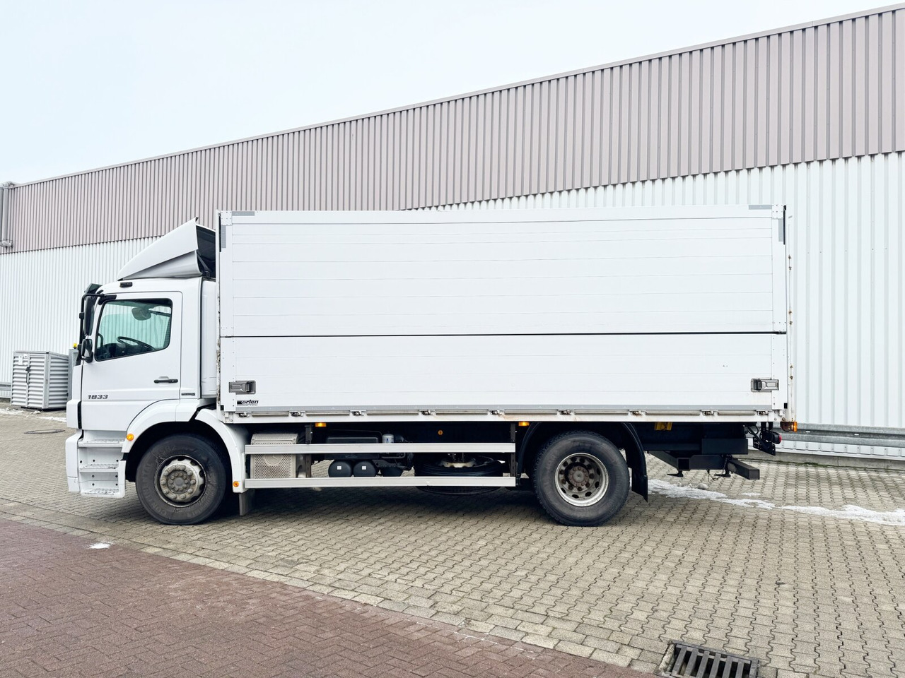 Kamion sa zatvorenim sandukom Mercedes-Benz Axor 1833 L 4x2 Axor 1833 L 4x2, Getränkekoffer: slika 11