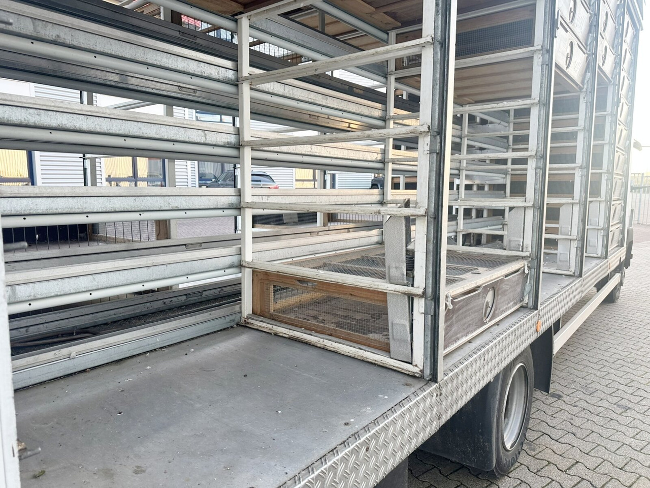 Mercedes-Benz LK 817 4x2 LK 817 4x2, Taubentransporter - Kamion sa zatvorenim sandukom: slika 2 Mercedes-Benz LK 817 4x2 LK 817 4x2, Taubentransporter - Kamion sa zatvorenim sandukom: slika 2