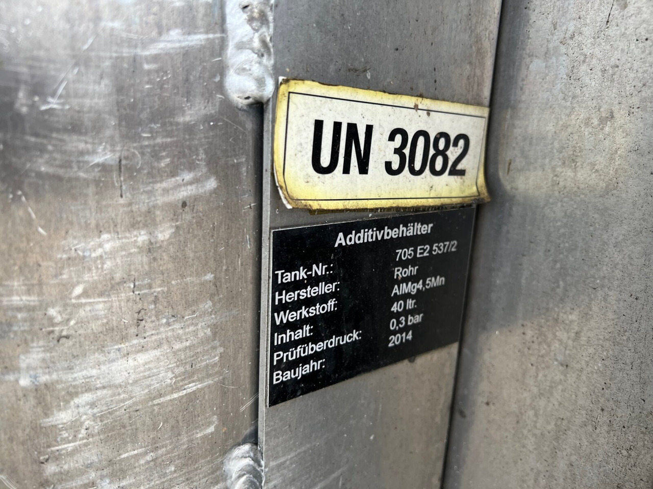 R450 4x2 R450 4x2, Retarder, ADR, Rohr Tank, ca. 14400l - Kamion cisterna: slika 2 R450 4x2 R450 4x2, Retarder, ADR, Rohr Tank, ca. 14400l - Kamion cisterna: slika 2