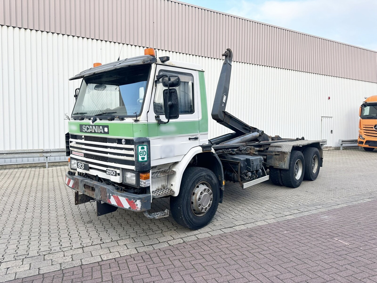 Scania P93 HK 250 6x4L P93 HK 250 6x4L, Abrollkipper - Kamion sa hidrauličnom kukom: slika 1 Scania P93 HK 250 6x4L P93 HK 250 6x4L, Abrollkipper - Kamion sa hidrauličnom kukom: slika 1