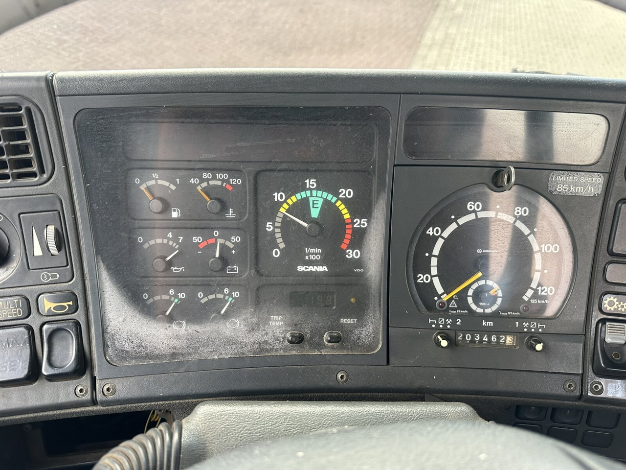 Scania P93 HK 250 6x4L P93 HK 250 6x4L - Kamion sa golom šasijom i zatvorenom kabinom: slika 5 Scania P93 HK 250 6x4L P93 HK 250 6x4L - Kamion sa golom šasijom i zatvorenom kabinom: slika 5