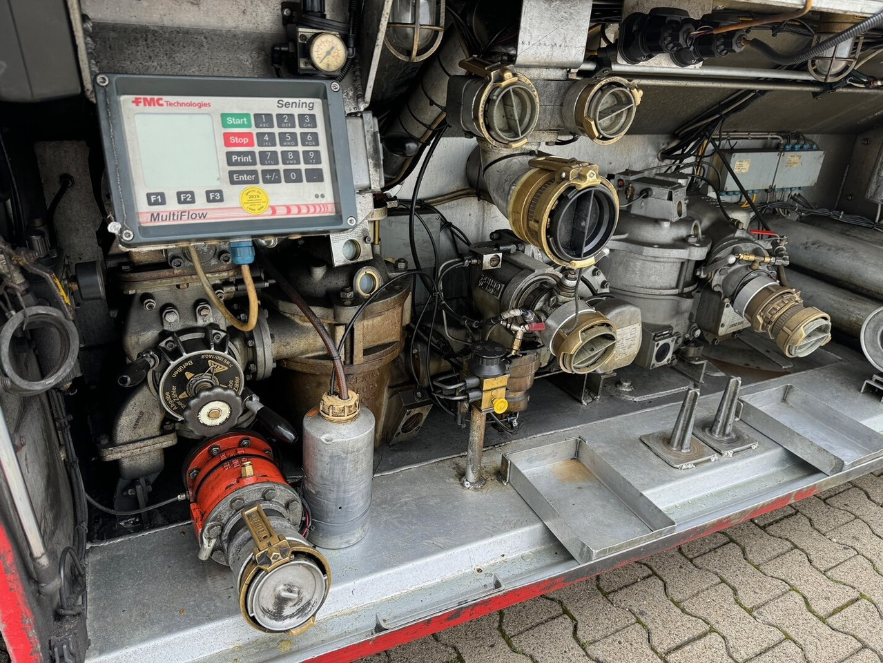 Schrader Z-STA 24-42.7/4 Tankauflieger Z-STA 24-42.7/4, 4 Kammern, ca. 42700l, 2x Liftachse, Oben-/Untenbefüllung - Poluprikolica cisterna: slika 5 Schrader Z-STA 24-42.7/4 Tankauflieger Z-STA 24-42.7/4, 4 Kammern, ca. 42700l, 2x Liftachse, Oben-/Untenbefüllung - Poluprikolica cisterna: slika 5