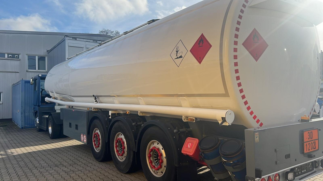 TAL 44.0/11-27 TAL 44.0/11-27, 43.950l, 4 Kammern, Untenbefüllung, Pumpe - Poluprikolica cisterna: slika 5 TAL 44.0/11-27 TAL 44.0/11-27, 43.950l, 4 Kammern, Untenbefüllung, Pumpe - Poluprikolica cisterna: slika 5