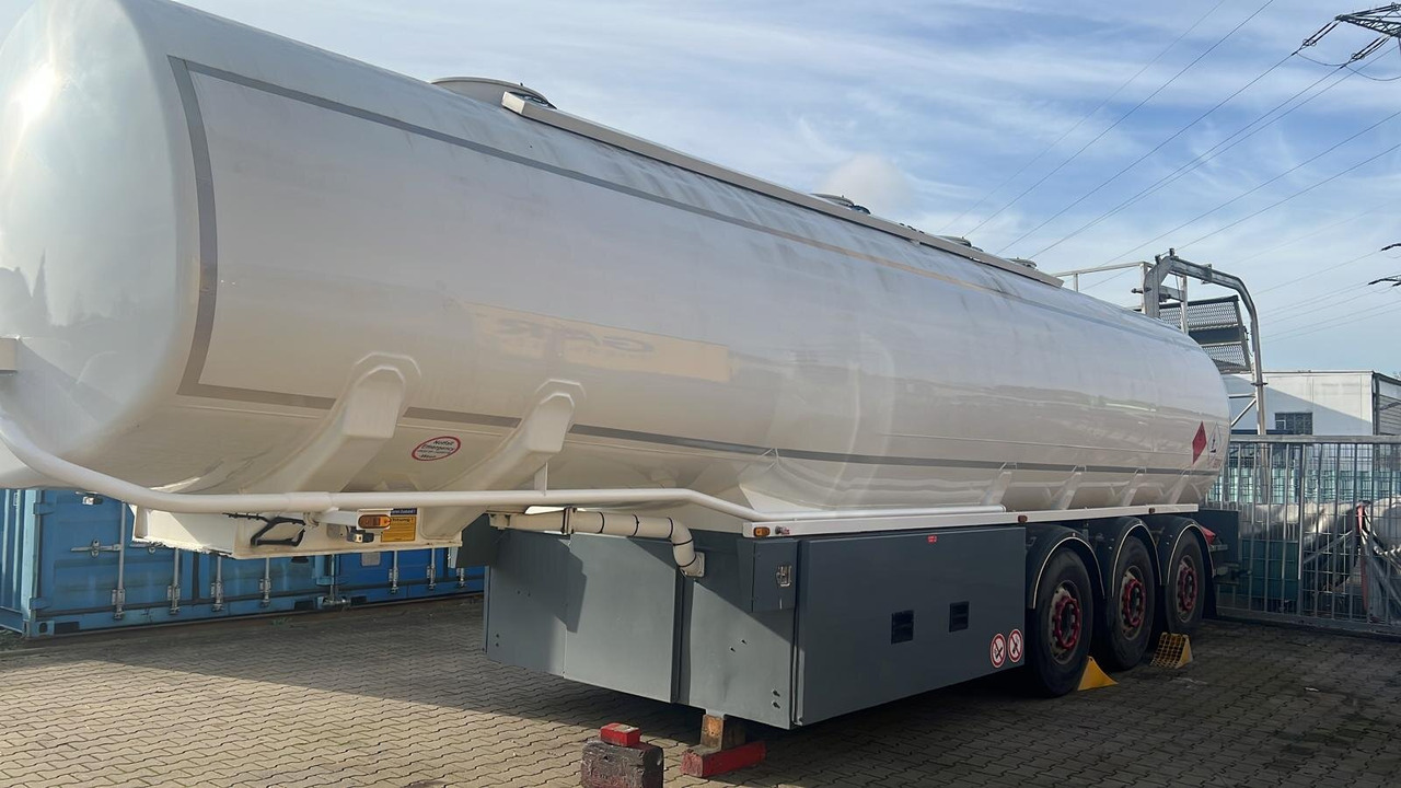 TAL 44.0/11-27 TAL 44.0/11-27, 43.950l, 4 Kammern, Untenbefüllung, Pumpe - Poluprikolica cisterna: slika 4 TAL 44.0/11-27 TAL 44.0/11-27, 43.950l, 4 Kammern, Untenbefüllung, Pumpe - Poluprikolica cisterna: slika 4