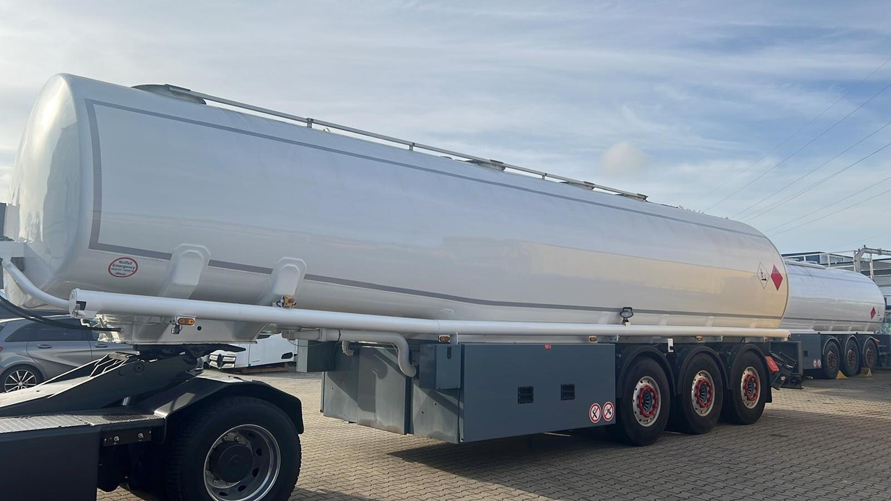 TAL 44.0/11-27 TAL 44.0/11-27, 43.950l, 4 Kammern, Untenbefüllung, Pumpe - Poluprikolica cisterna: slika 1 TAL 44.0/11-27 TAL 44.0/11-27, 43.950l, 4 Kammern, Untenbefüllung, Pumpe - Poluprikolica cisterna: slika 1