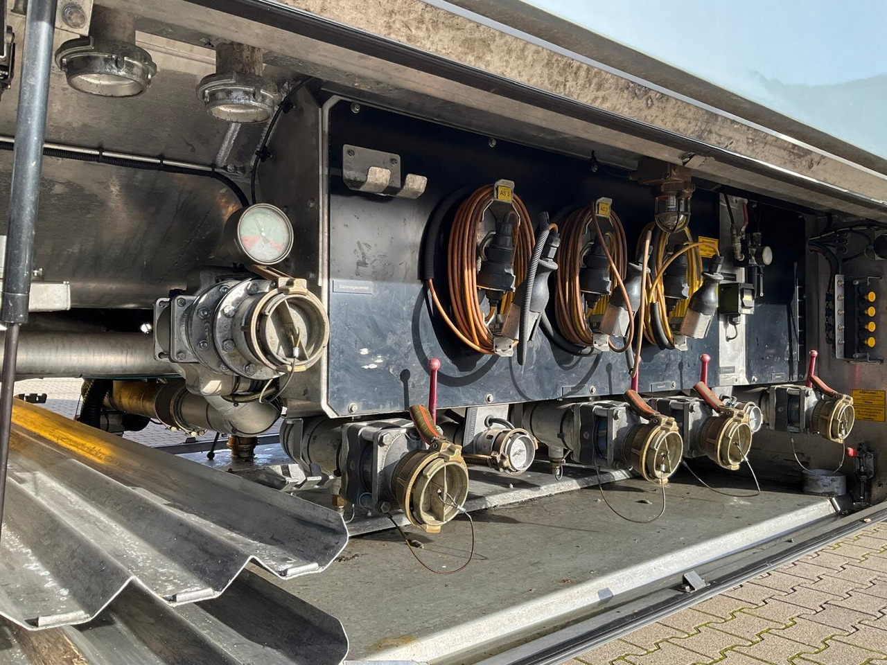 TAL 44.0/11-27 TAL 44.0/11-27, 43.950l, 4 Kammern, Untenbefüllung, Pumpe - Poluprikolica cisterna: slika 2 TAL 44.0/11-27 TAL 44.0/11-27, 43.950l, 4 Kammern, Untenbefüllung, Pumpe - Poluprikolica cisterna: slika 2