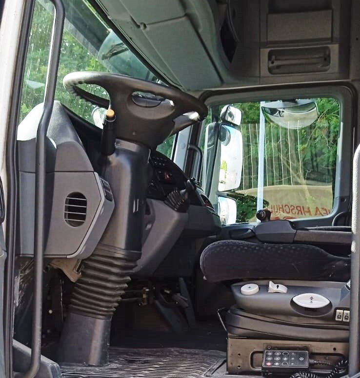 Mercedes-Benz Actros 1841 LS 4x2 Actros 1841/44 LS 4x2, Retarder, MegaSpace, Bi-Xenon, Ex-Fahrschule - Tegljač: slika 3 Mercedes-Benz Actros 1841 LS 4x2 Actros 1841/44 LS 4x2, Retarder, MegaSpace, Bi-Xenon, Ex-Fahrschule - Tegljač: slika 3