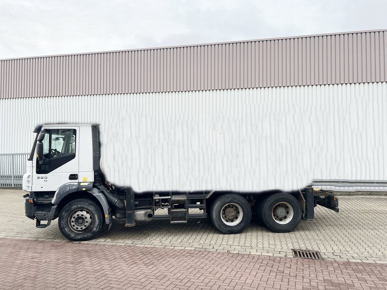 Trakker AD260T36 6x4 Trakker AD260T36 6x4 - Kamion sa golom šasijom i zatvorenom kabinom: slika 1 Trakker AD260T36 6x4 Trakker AD260T36 6x4 - Kamion sa golom šasijom i zatvorenom kabinom: slika 1